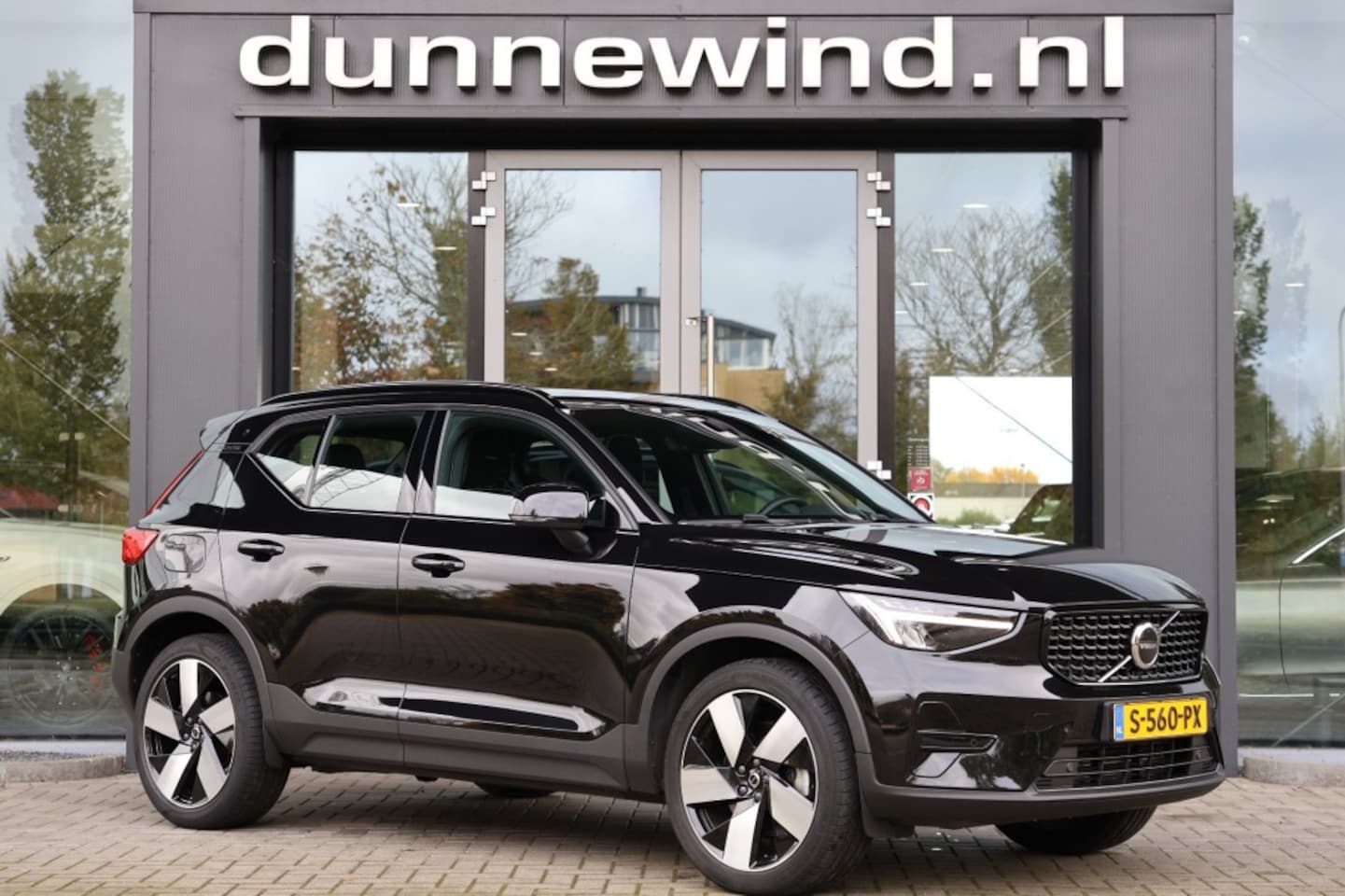 Volvo XC40 - 1.5 T5 PLUS DARK *PANO*HenK*KEYLESS*TREKHAAK*DEALERONDERHOUDEN* - AutoWereld.nl
