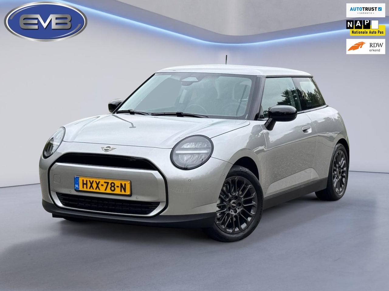 MINI Cooper - Mini E Essential 40.7 kWh NIEUW 28-07-2025,achteruitrijcamera , 17 inch, nieuw prijs € 318 - AutoWereld.nl