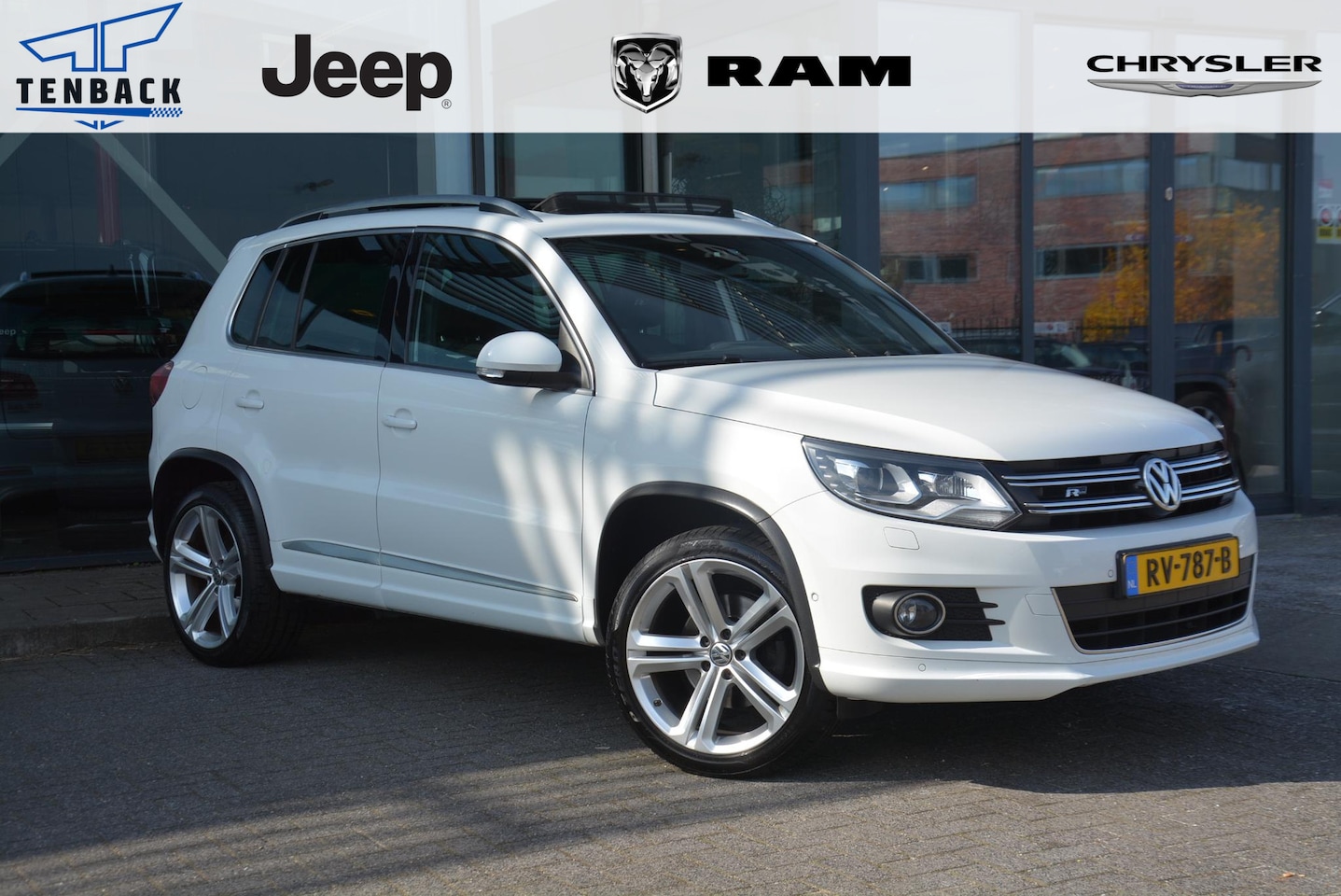 Volkswagen Tiguan - 2.0 TDI R-Line Edition 4Motion | Carplay | Android auto | Pano dak - AutoWereld.nl