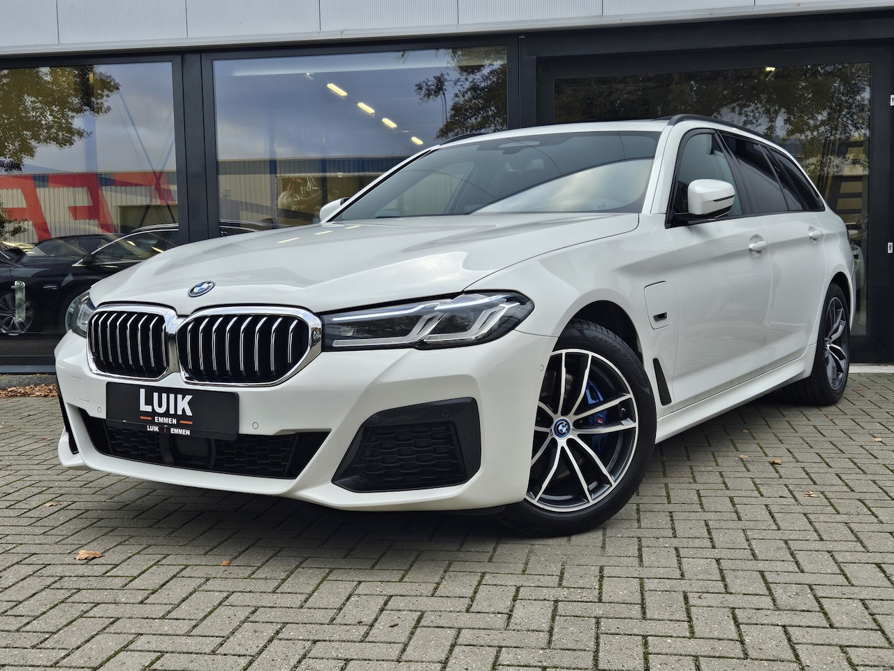 BMW 5-serie Touring - 530e High Executive + M-SPORT + LASER + PANO DAK + HARMAN KARDON + KEYLESS - AutoWereld.nl