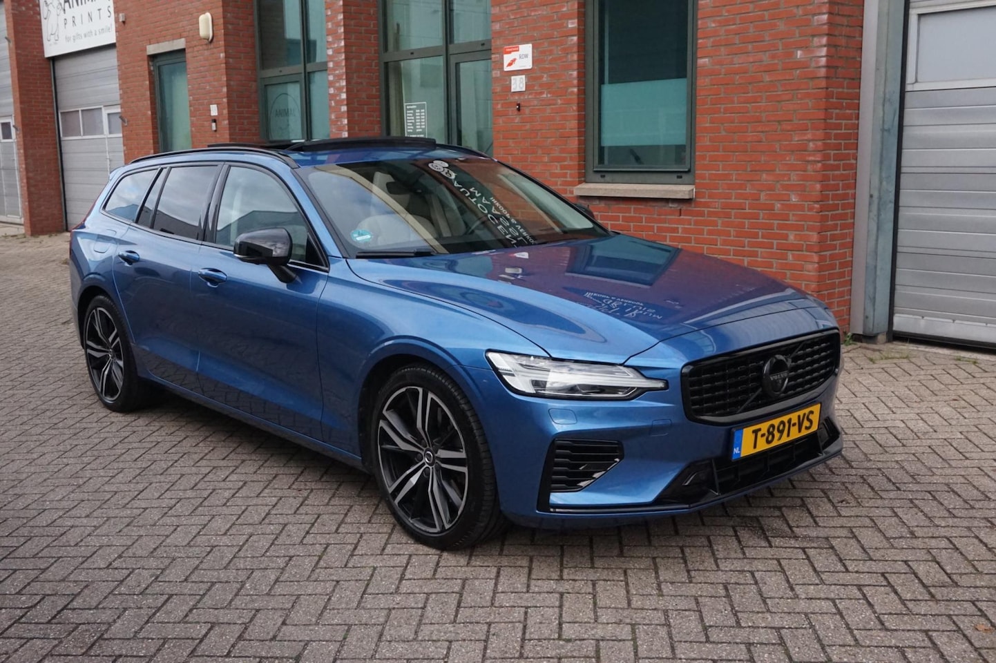 Volvo V60 - 2.0 T6 Recharge AWD R-Design Pano, HUD, 360 ! - AutoWereld.nl