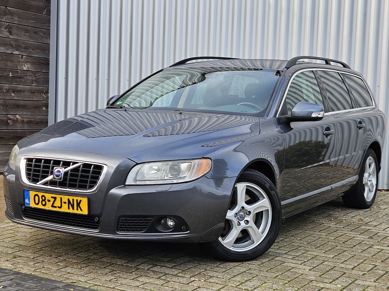 Volvo V70 - 2.4 D5 Summum /Automaat/Stoelverwarming/Leer/Xenon! - AutoWereld.nl
