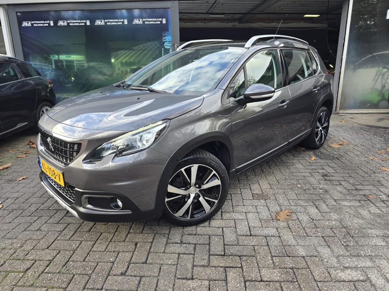 Peugeot 2008 - 1.2 PureTech Allure | 1E EIGENAAR | 12MND GARANTIE | AUTOMAAT |PANO| NAVI - AutoWereld.nl