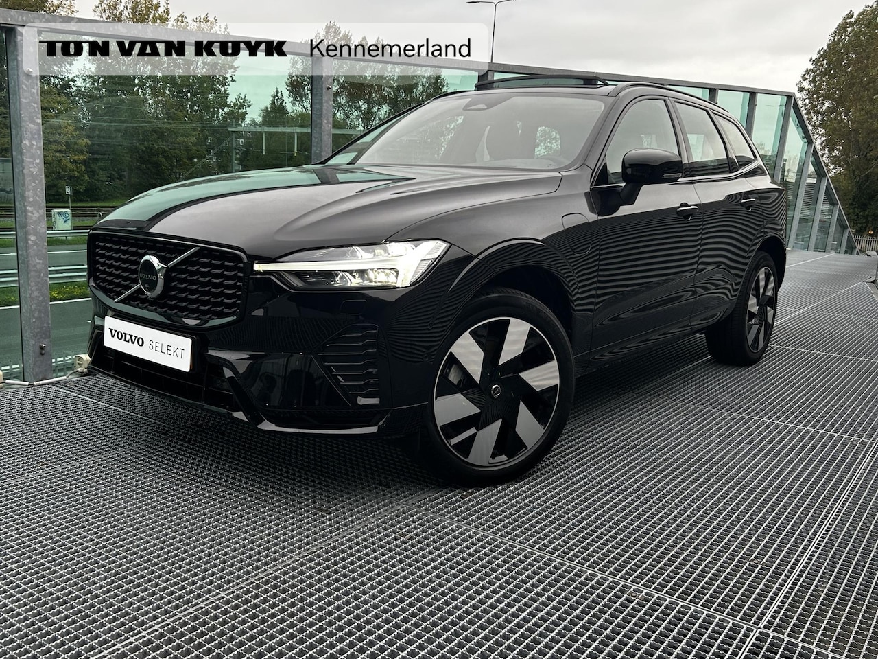Volvo XC60 - 2.0 T6 Plug-in hybrid AWD Ultra Dark Panorama dak, 360Gr Parkeer Camera, Verwarmde stoelen - AutoWereld.nl