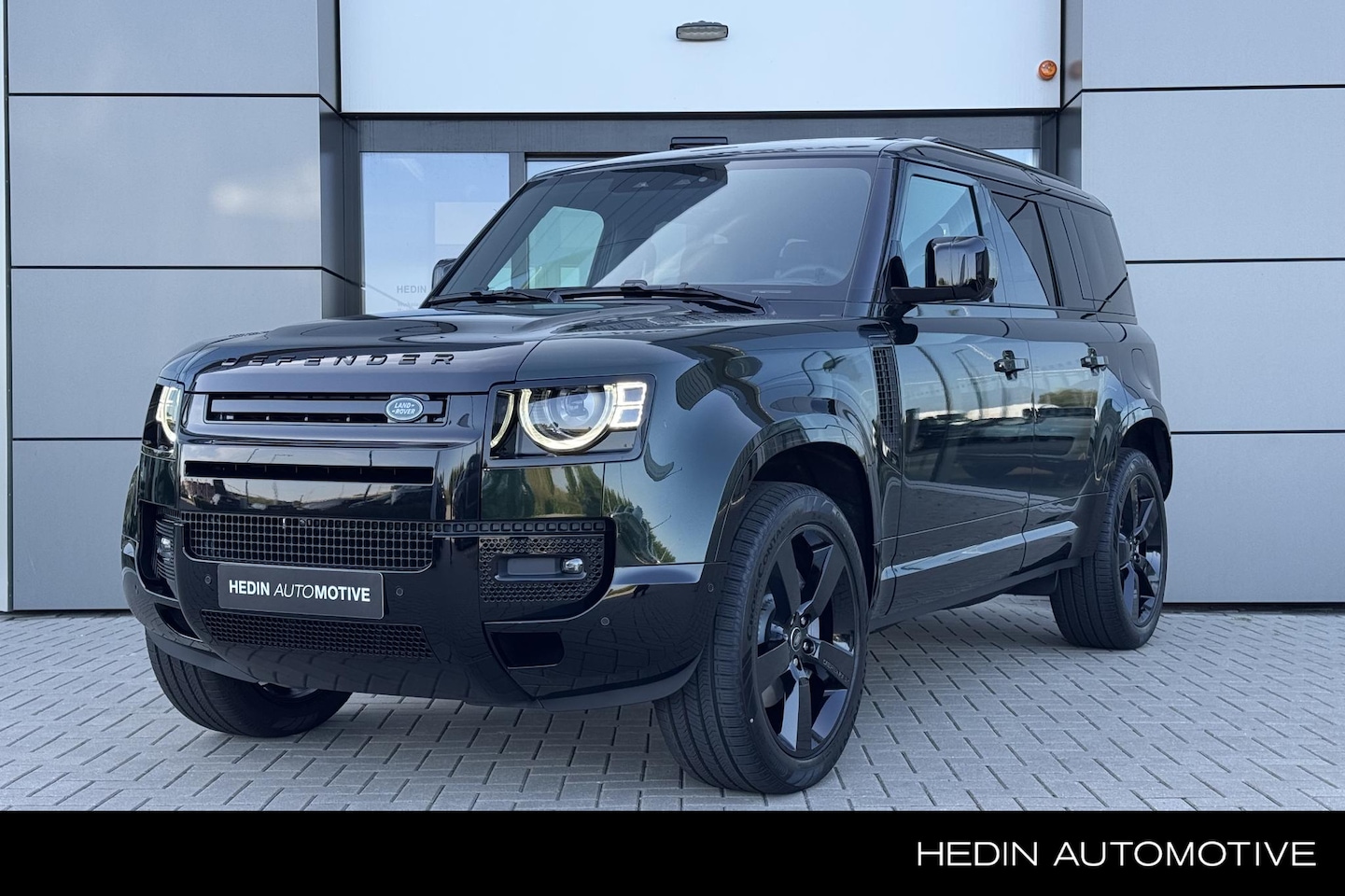 Land Rover Defender 110 - P300e X-Dynamic HSE | British Racing Green XPEL | 22" Gloss Black | Elektrische trekhaak | - AutoWereld.nl