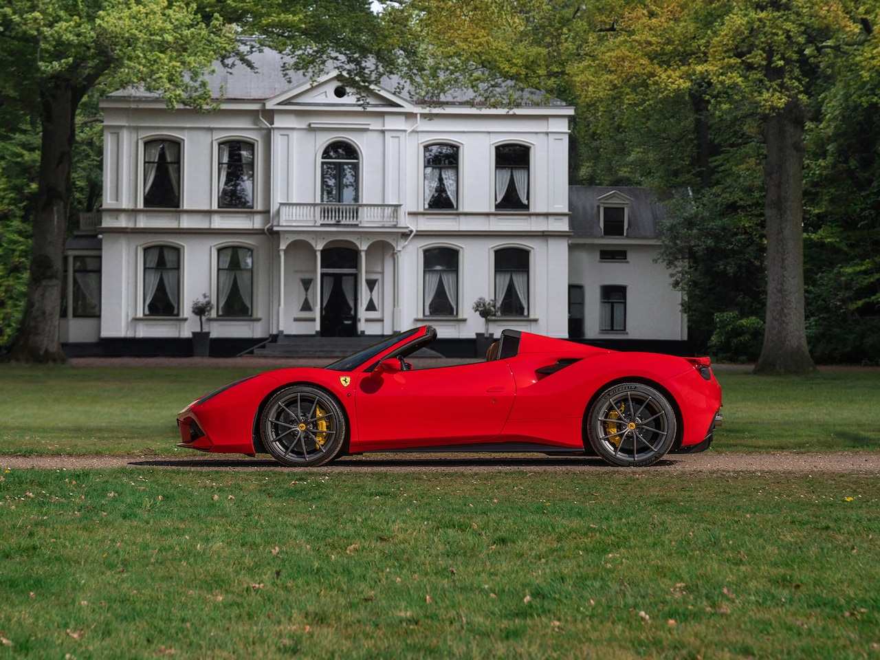 Ferrari 488 - Spider | Front-lift | Pista wheels | Carbon stuur + LED's | Adapt. koplampen | Rosso Scude - AutoWereld.nl