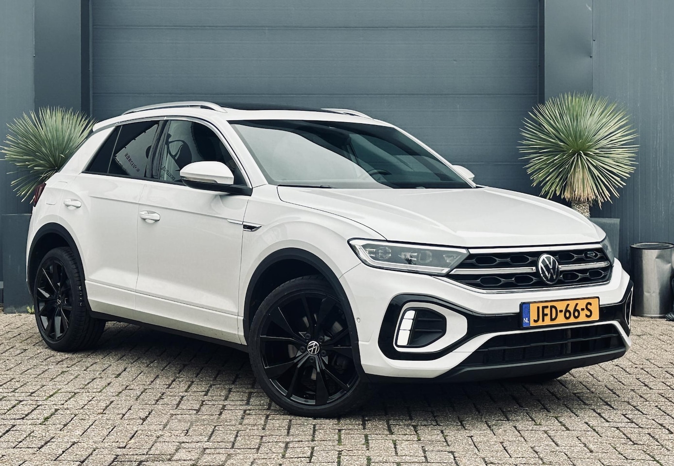 Volkswagen T-Roc - 1.5 TSI 3x R-Line IQ Light/Pano/Keyless/ - AutoWereld.nl