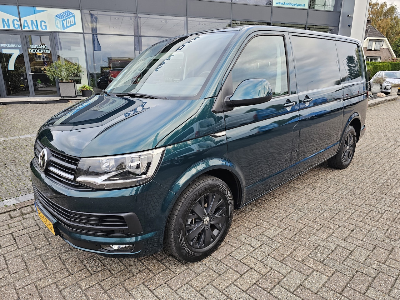 Volkswagen Transporter - 2.0 TDI L1H1 Highline Automaat * Dubbel Schuifdeur * Trekhaak * Navi * - AutoWereld.nl