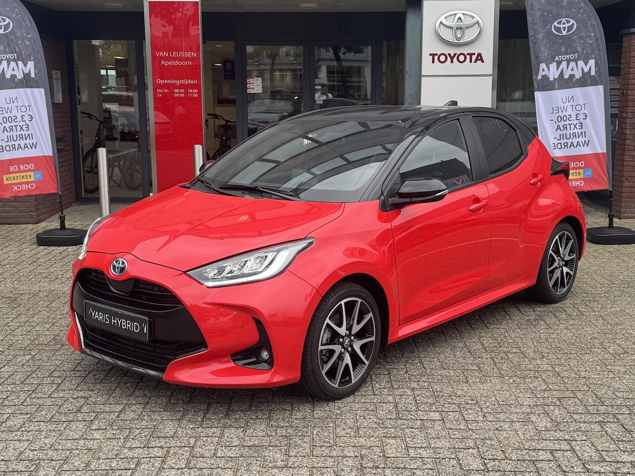 Toyota Yaris - 1.5 Hybrid LAUNCH EDITION TREKHAAK HEAD-UP NAVI PARK-SENSOREN STOELVERW BLIND SPOT 17'' LM - AutoWereld.nl