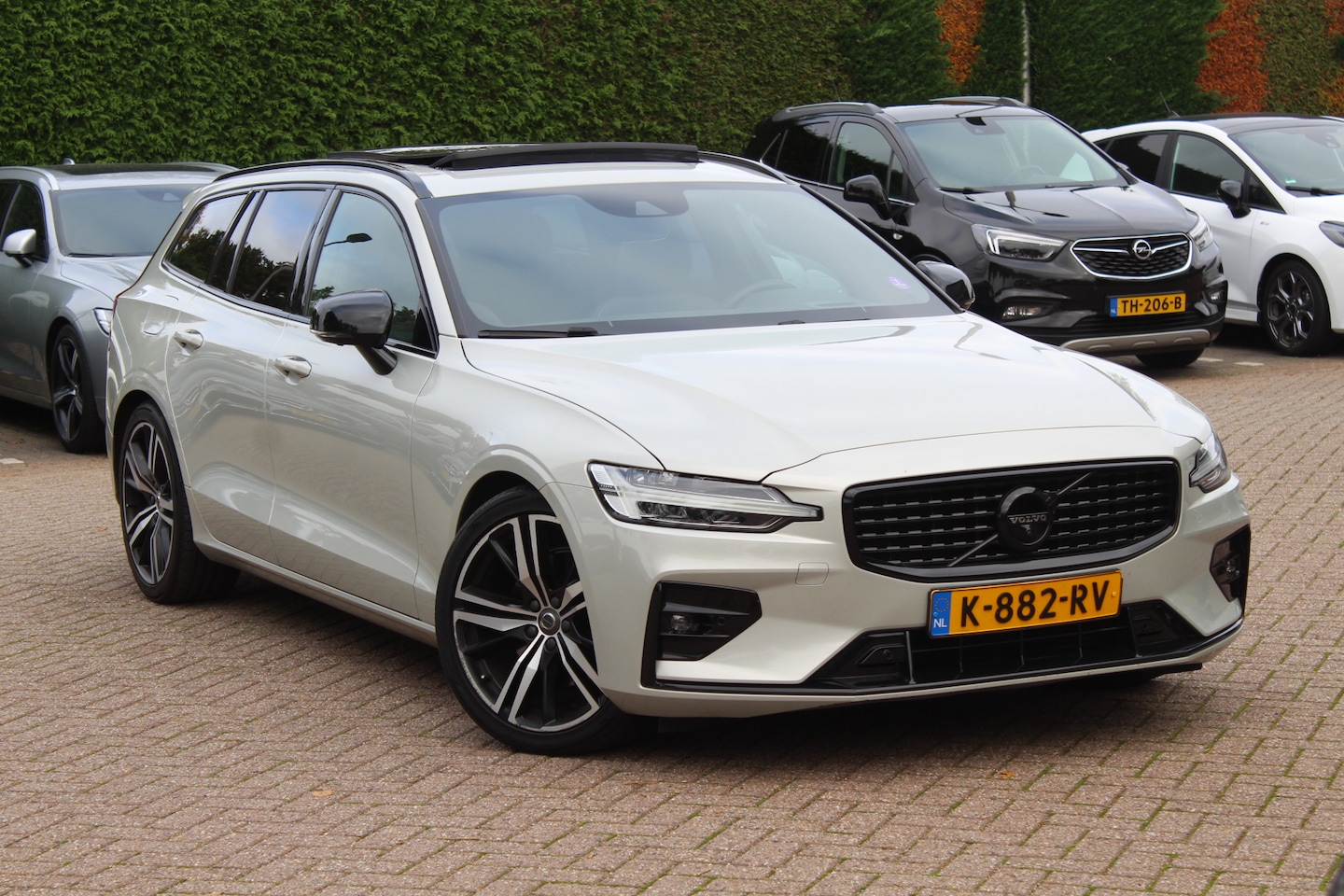 Volvo V60 - 2.0 B4 R-Design / Trekhaak / Panoramadak / 360Camera / Head-up / Luxe Leder / 19'' / Harma - AutoWereld.nl