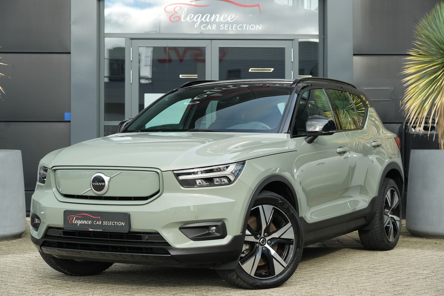 Volvo XC40 - Recharge P8 AWD R-Design 408pk Navigatie/Stoelverwarming/Camera - AutoWereld.nl