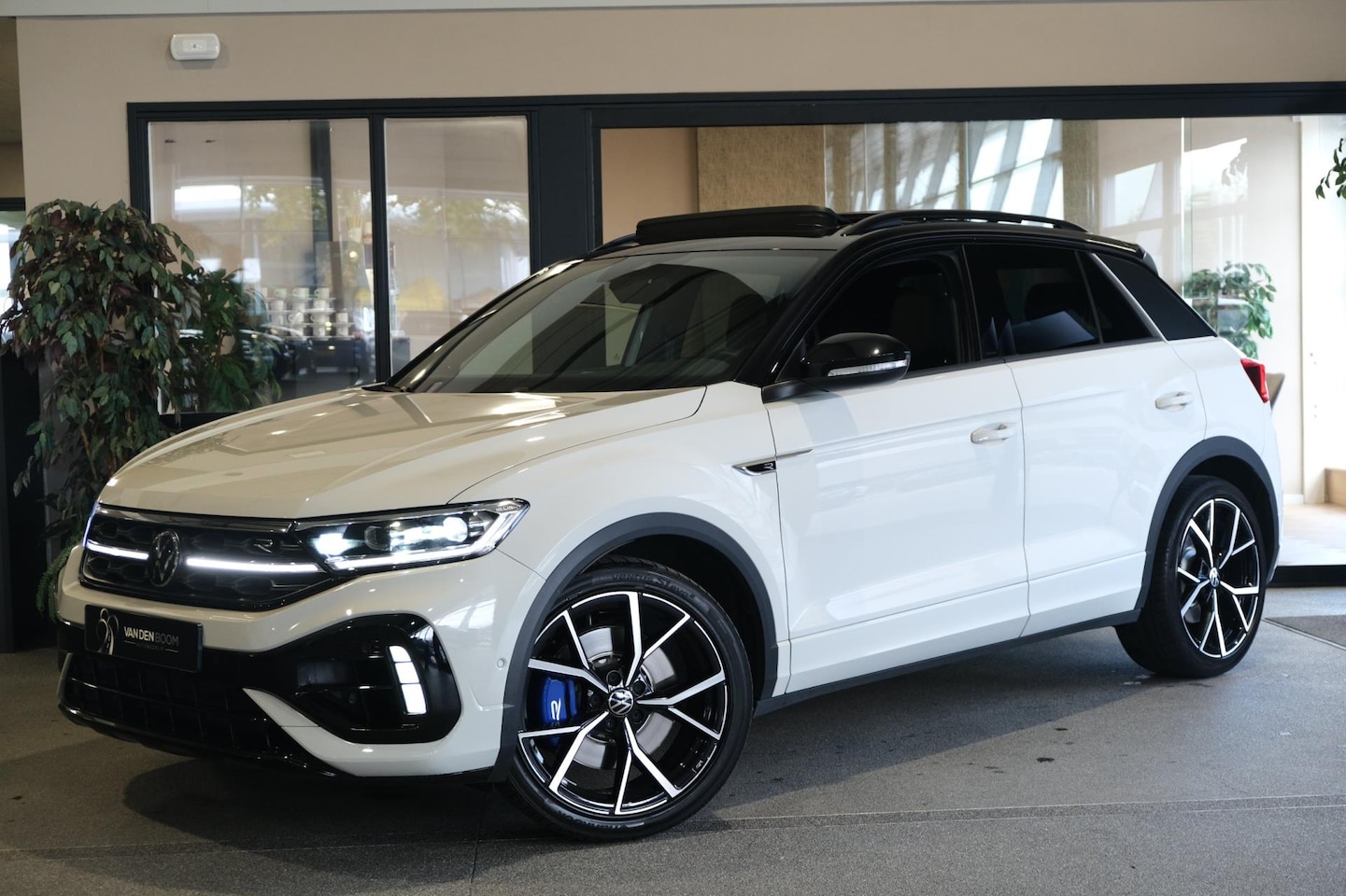 Volkswagen T-Roc - 2.0 TSI 4Motion R 300PK Facelift Pano Leder Akra Beats Navi Cam - AutoWereld.nl
