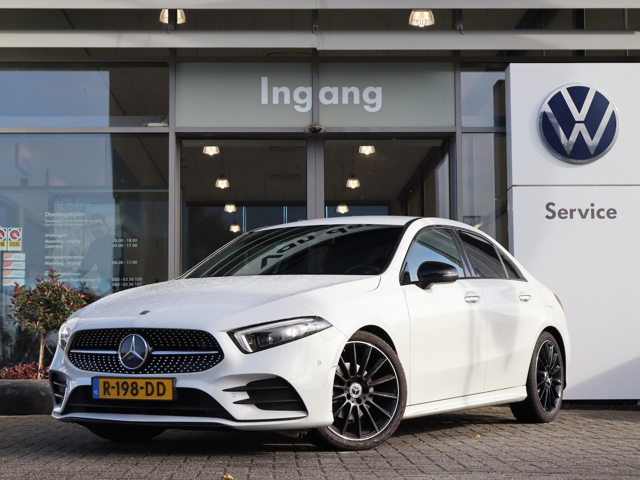 Mercedes-Benz A-klasse - 180 AMG Line 136 Pk | Widescreen | Stoelverwarming | Matrix LED | Camera | Sfeerverlichtin - AutoWereld.nl