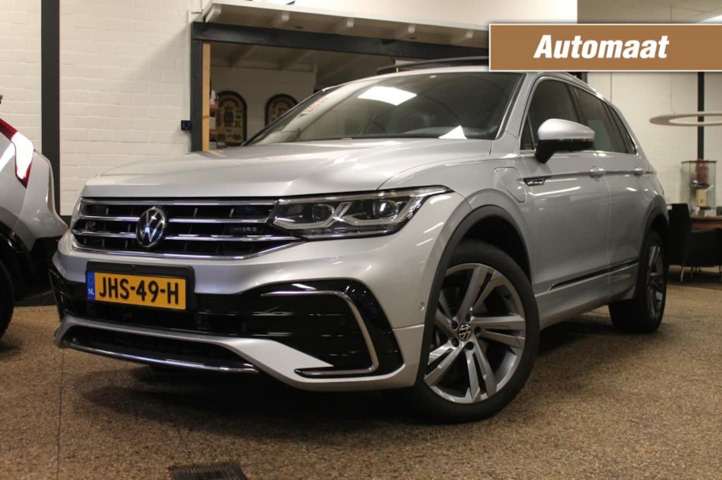 Volkswagen Tiguan - 1.4 TSI eHybrid R-Line Business+  Leder/Panorama Dak / originele T.haak - AutoWereld.nl