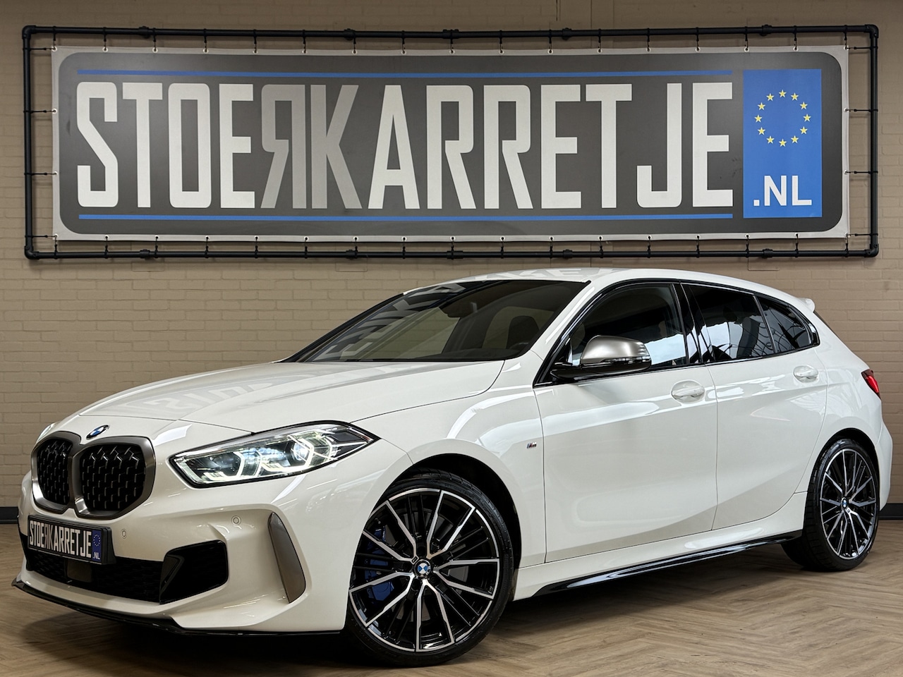 BMW 1-serie - M135i xDrive High Executive Navi | 19" | Alcantara | Camera | PDC V+A | - AutoWereld.nl