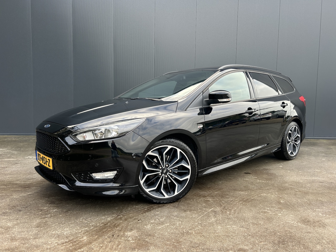 Ford Focus Wagon - 1.0 ST-Line LED TREKHAAK NAVI CRUISE ECC 17 INCH - AutoWereld.nl
