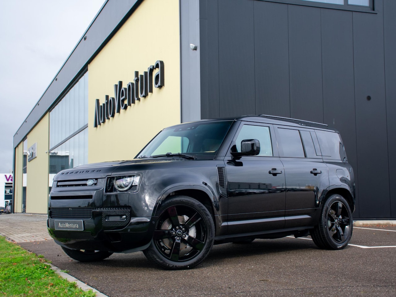 Land Rover Defender 110 - 2.0 P300e 110 X-Dynamic HSE l NP €126.834 l Trekhaak l Schuif-/kantel Panorama dak l Black - AutoWereld.nl
