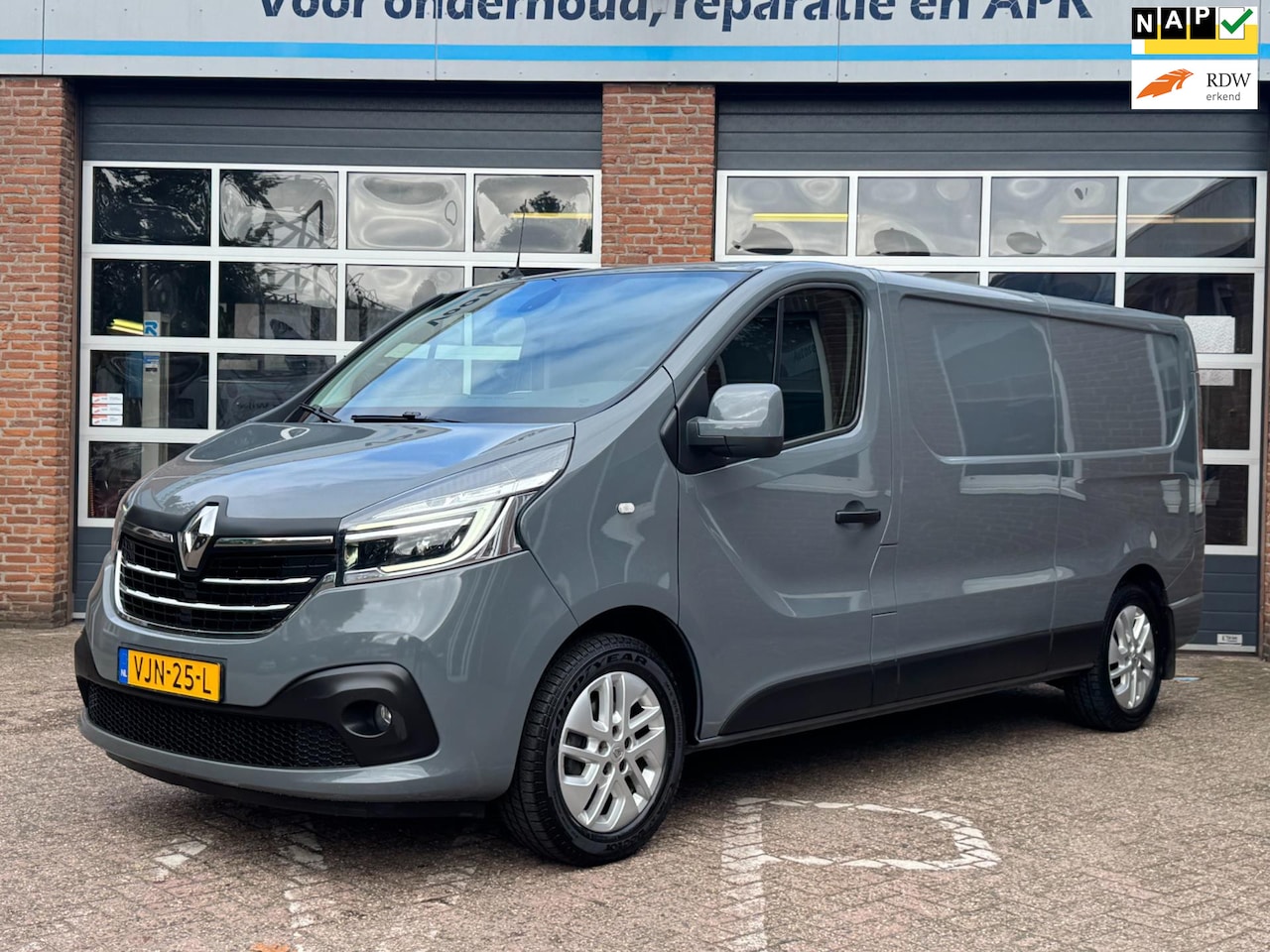 Renault Trafic - 2.0 dCi 145 T29 L2H1 Luxe 2.0 dCi 145 T29 L2H1 Luxe, 3 zits, cruise, navi, PDC, Trekhaak, Airco - AutoWereld.nl