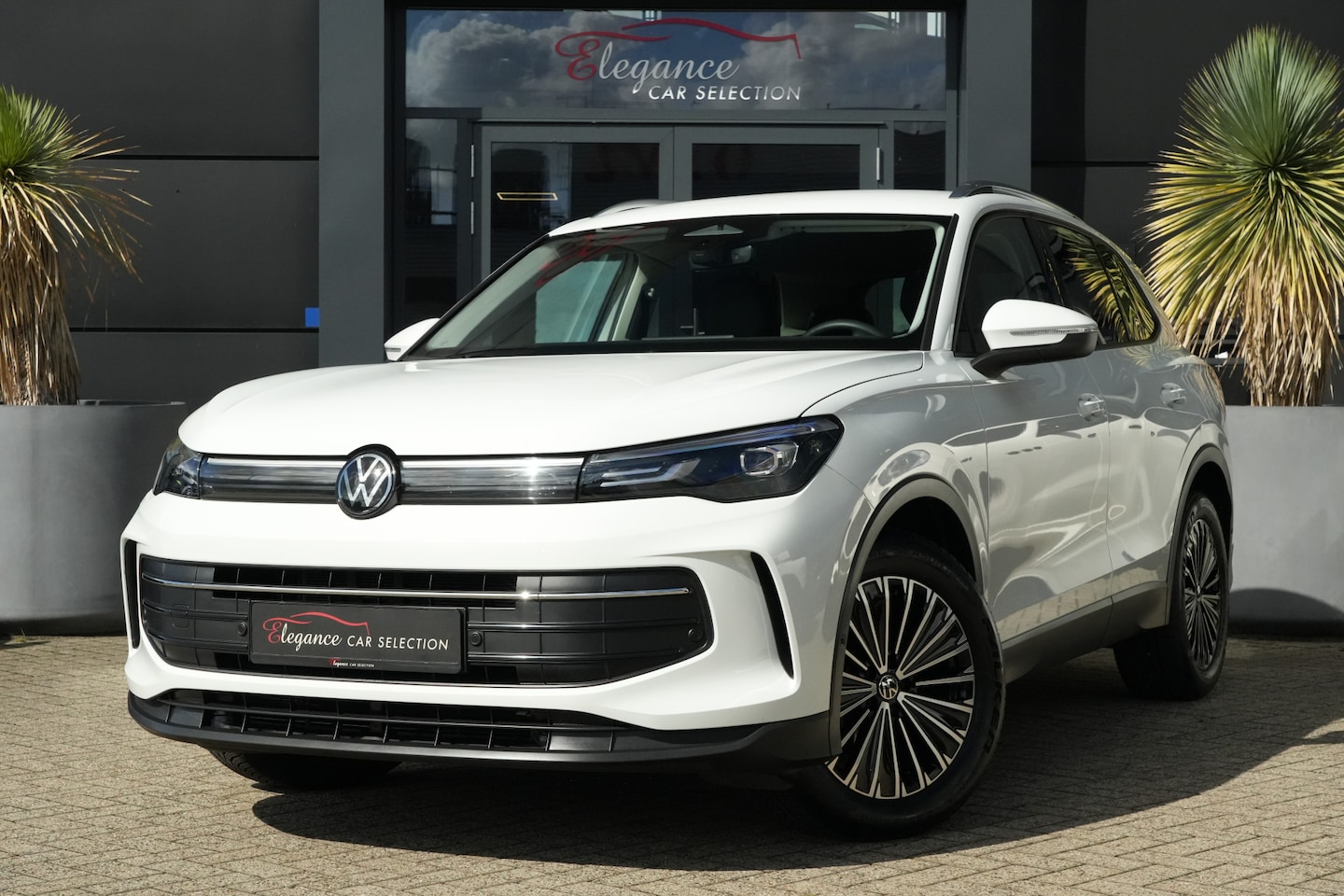 Volkswagen Tiguan - 1.5 eTSI Life Edition 150pk Navigatie/Stoelverwarming/Camera - AutoWereld.nl