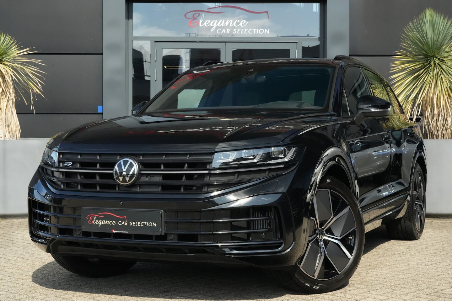 Volkswagen Touareg - 3.0 TSi eHybrid 4MOTION R 462pk Panoramadak/Dynaudio/360Camera - AutoWereld.nl