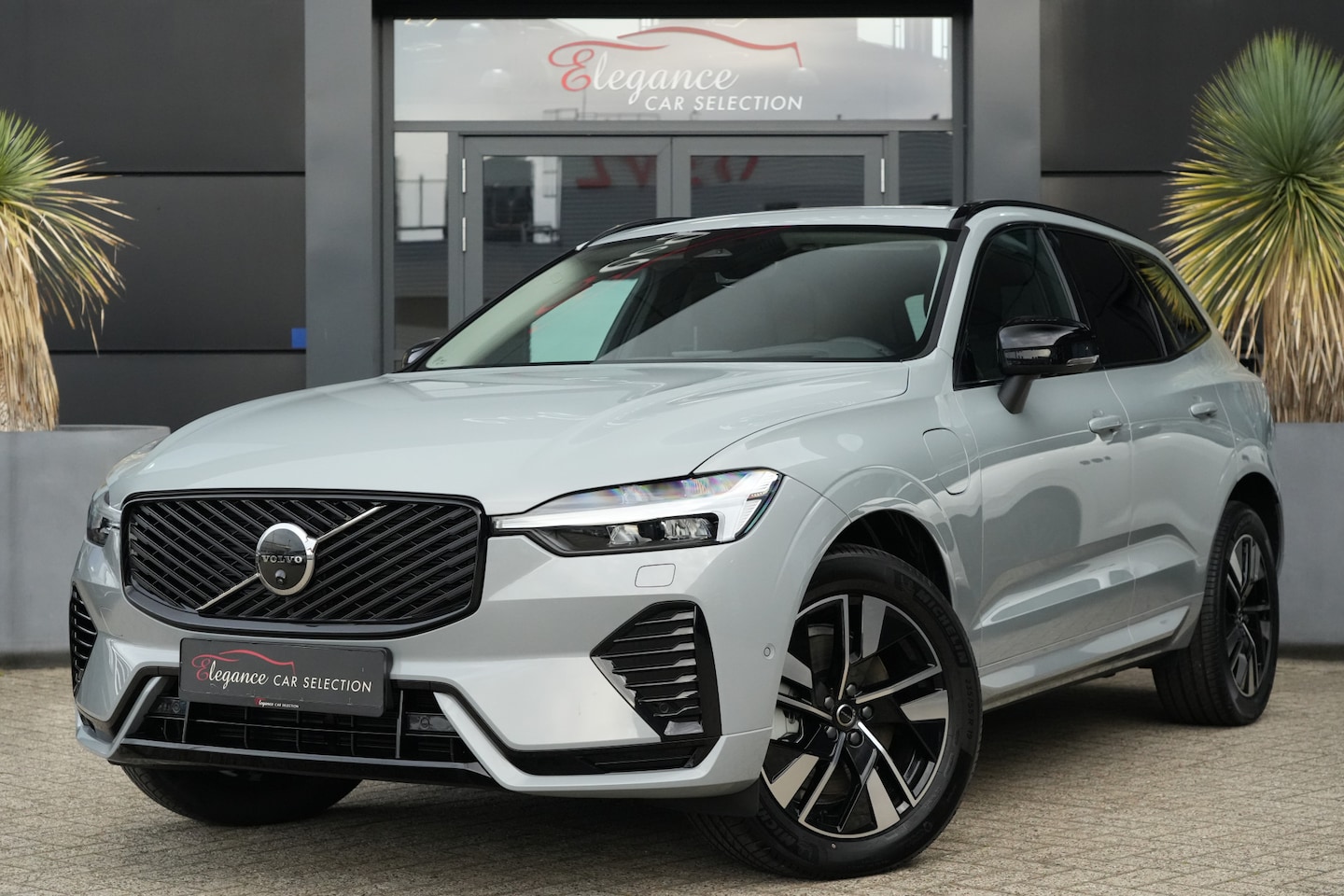 Volvo XC60 - 2.0 T6 Plug-in hybrid AWD Plus Dark FACELIFT 350pk Panoramadak/HarmanKardon/360Camera - AutoWereld.nl