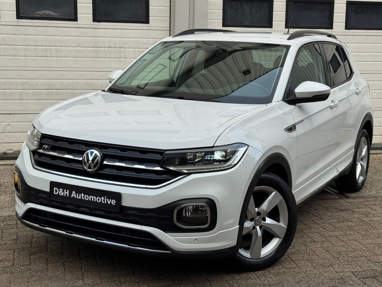 Volkswagen T-Cross - 1.0 TSI R LINE afneembare trekhaak/automaat/xenon/led/front assist/virtual/alarm/carplay/a - AutoWereld.nl