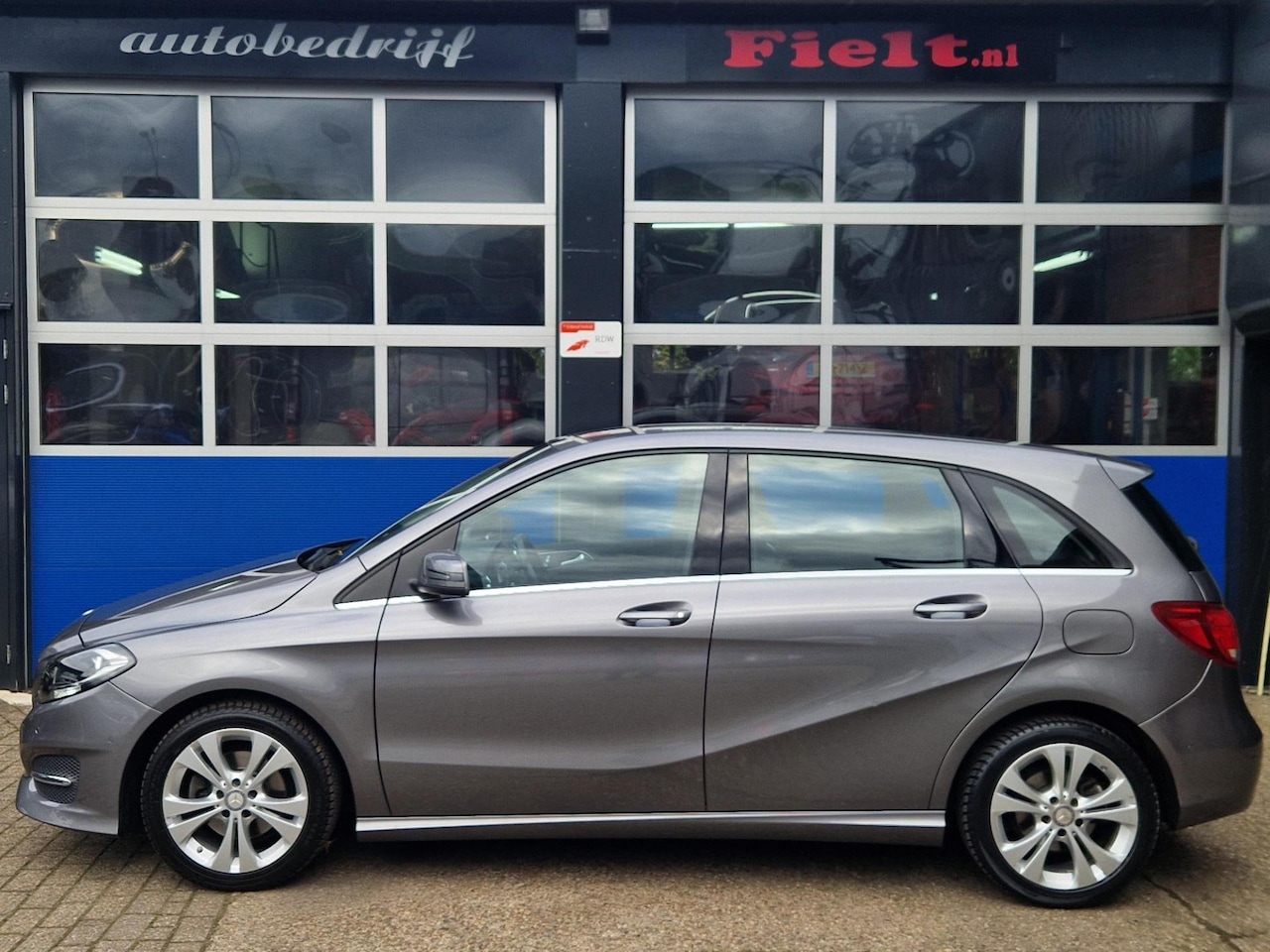 Mercedes-Benz B-klasse - 180 / Automaat / Elektrische stoelen / Cruise control / Navigatie / Bluetooth / Lichtmetal - AutoWereld.nl