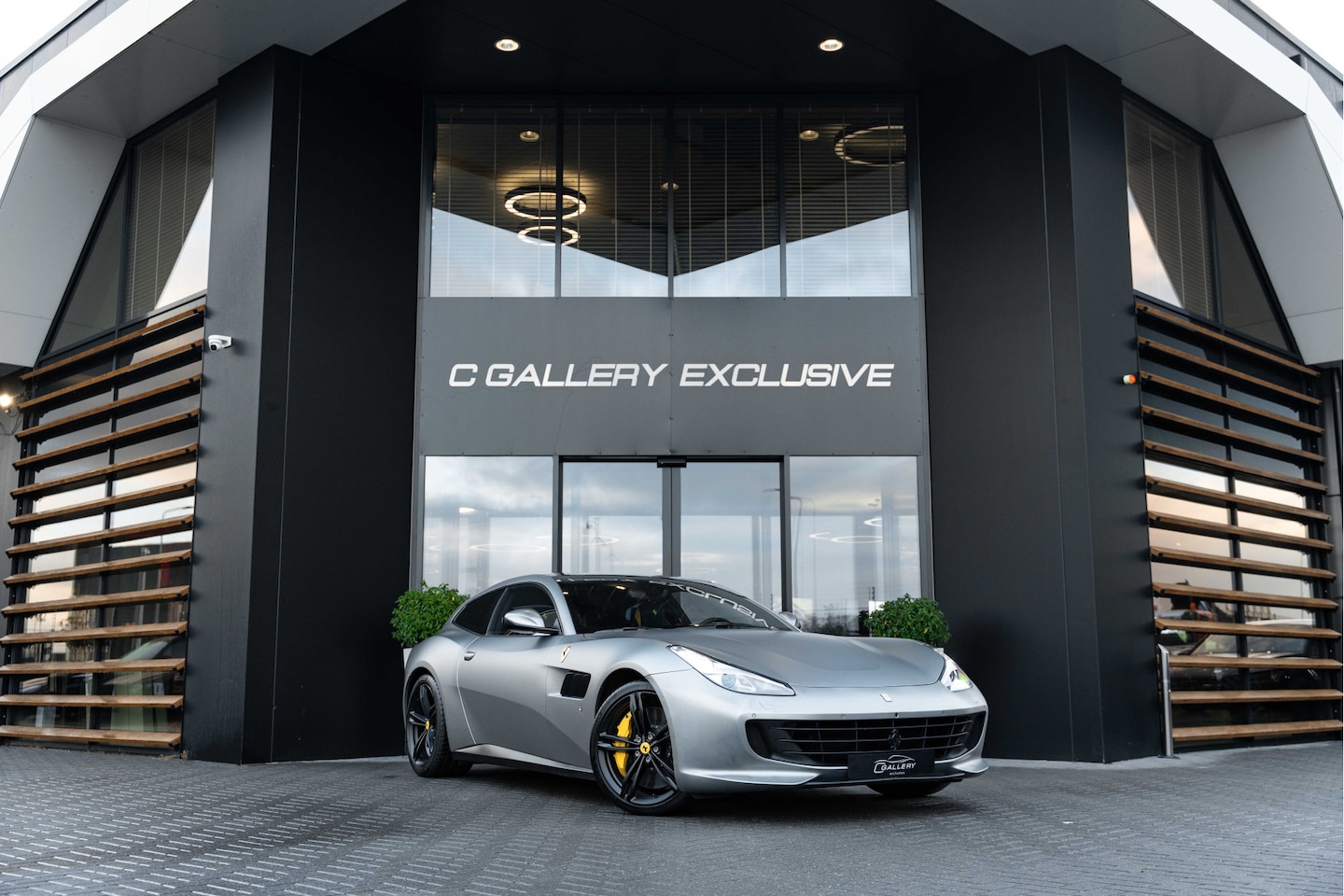 Ferrari GTC4 - 6.3 V12 - Origineel NL | Grigio Titanio Opaco | Blu Sterling Luggage Pack | Passenger Disp - AutoWereld.nl
