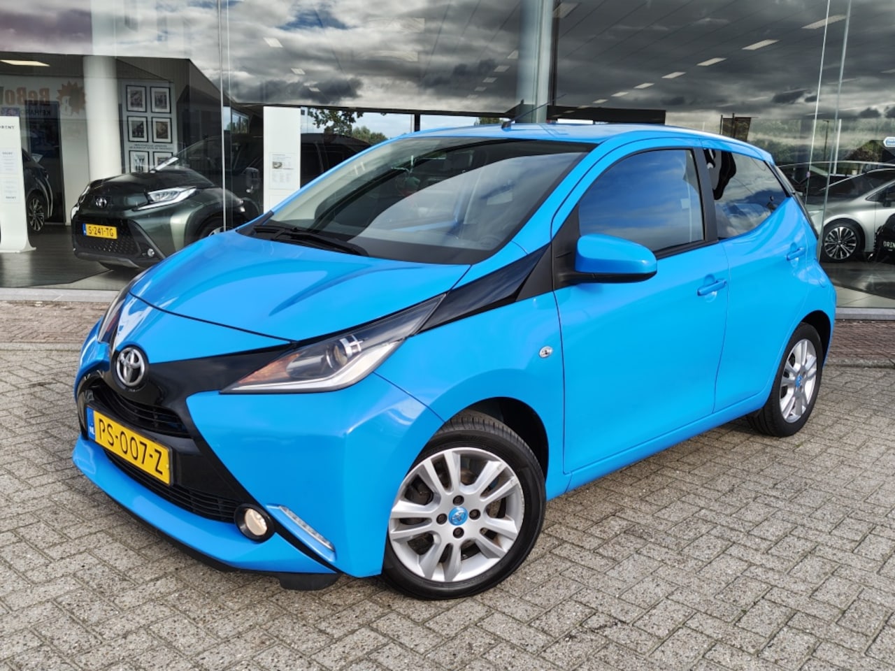 Toyota Aygo - 1.0 VVT-i x-joy | DAB | Navi | Achteruitrijcamera | Lichtmetaal - AutoWereld.nl