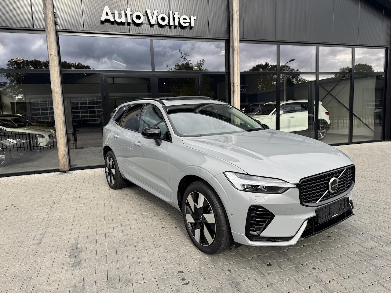 Volvo XC60 - 2.0 T8 Plug-in hybrid AWD Plus Dark Luchtvering|360|ACC|H&K - AutoWereld.nl