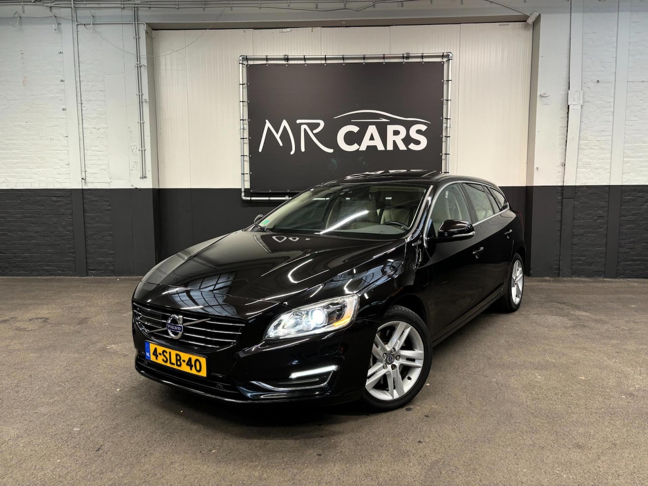 Volvo V60 - 2.4 D6 AWD Plug-In Hybrid Summum Leder/Navi/Camera - AutoWereld.nl
