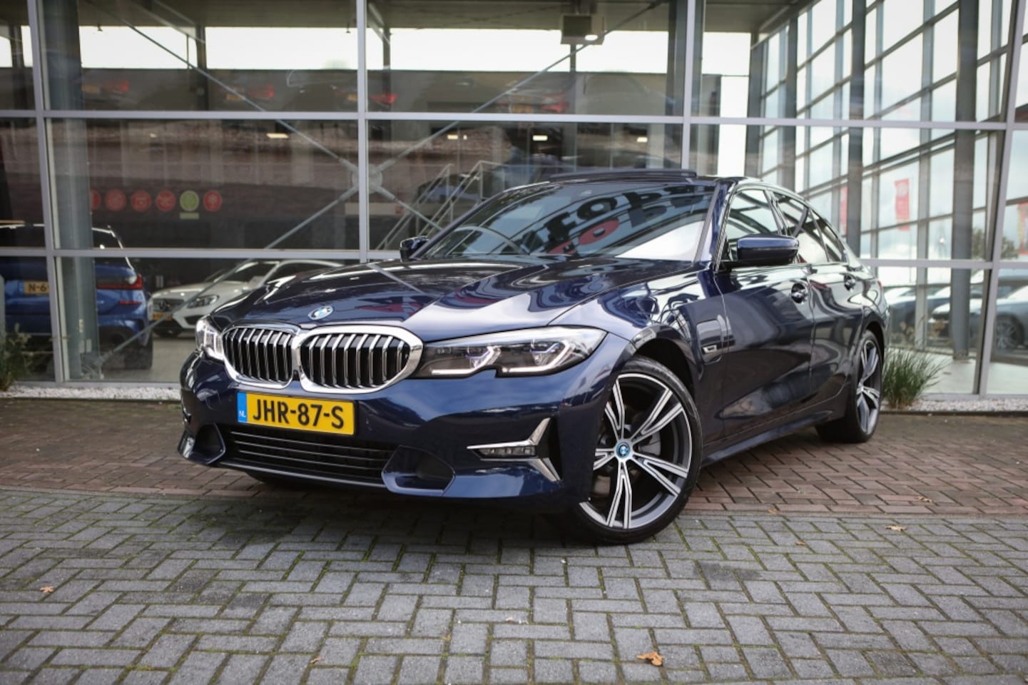 BMW 3-serie - 320e | Laser | Schuif/Kantel | Apple Carplay | 360 Camera | - AutoWereld.nl