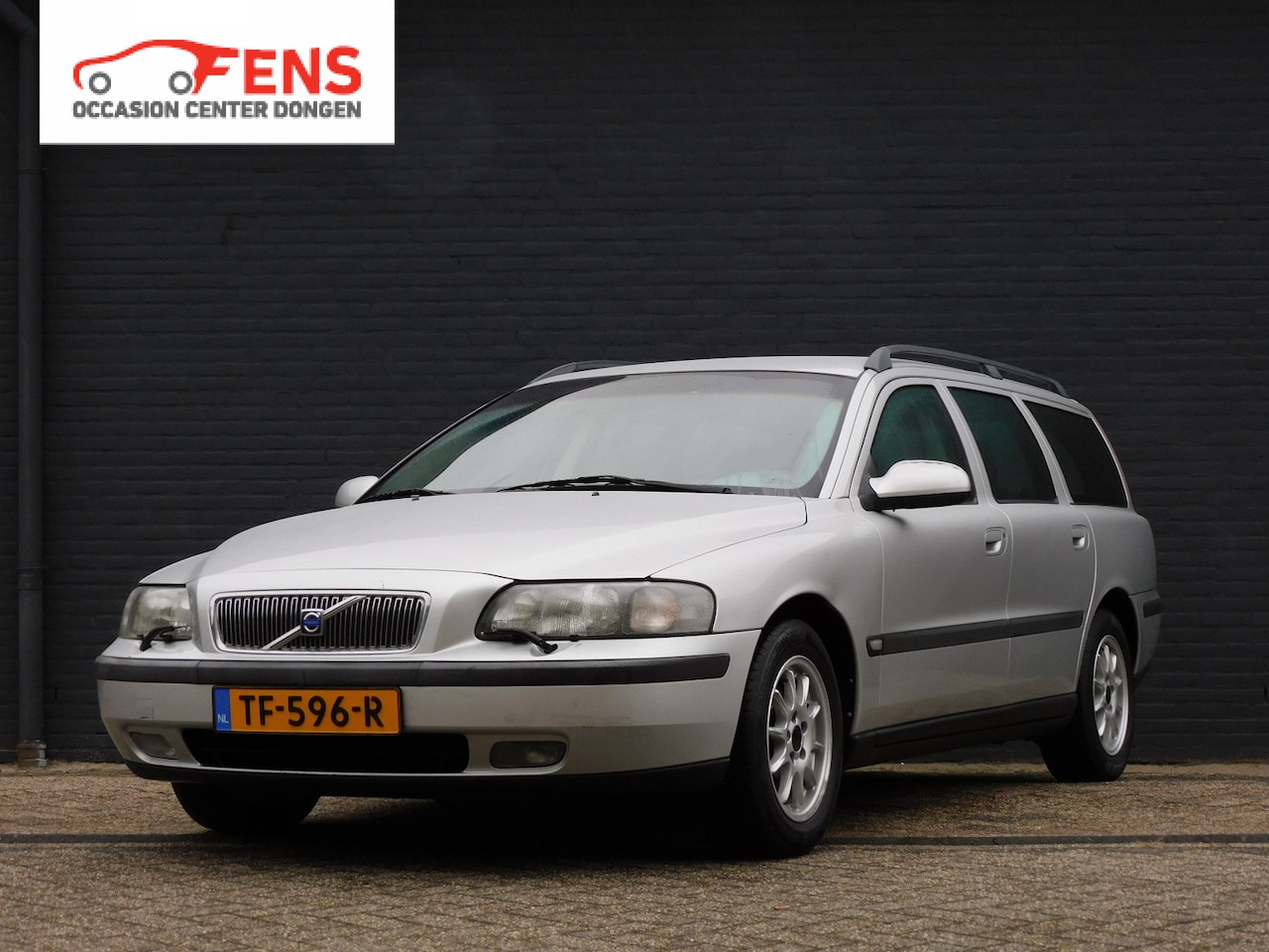 Volvo V70 - 2.4 Comfort Line RIJDT SUPER! LEER! NAVI! CLIMA! LM VELGEN! TREKHAAK! - AutoWereld.nl
