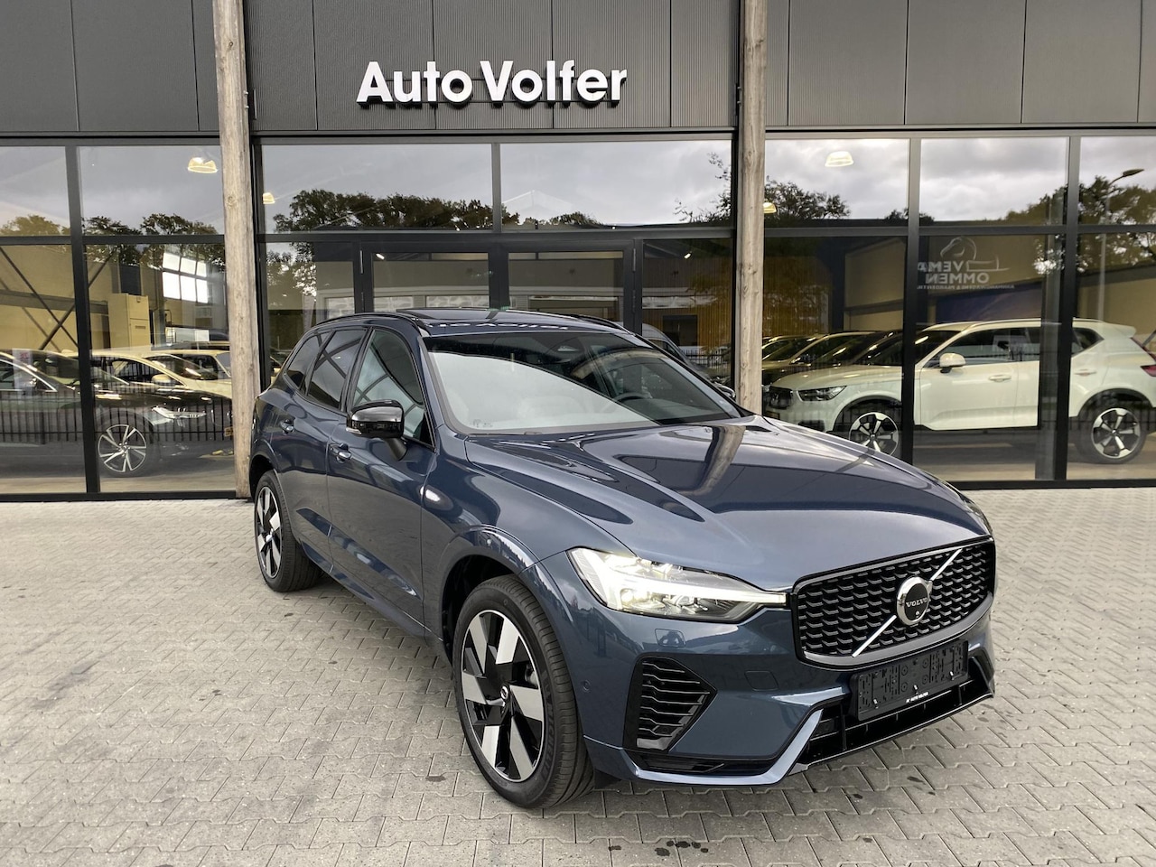 Volvo XC60 - 2.0 T6 Plug-in hybrid AWD Plus Dark 360|ACC|H&K|trekhaak - AutoWereld.nl