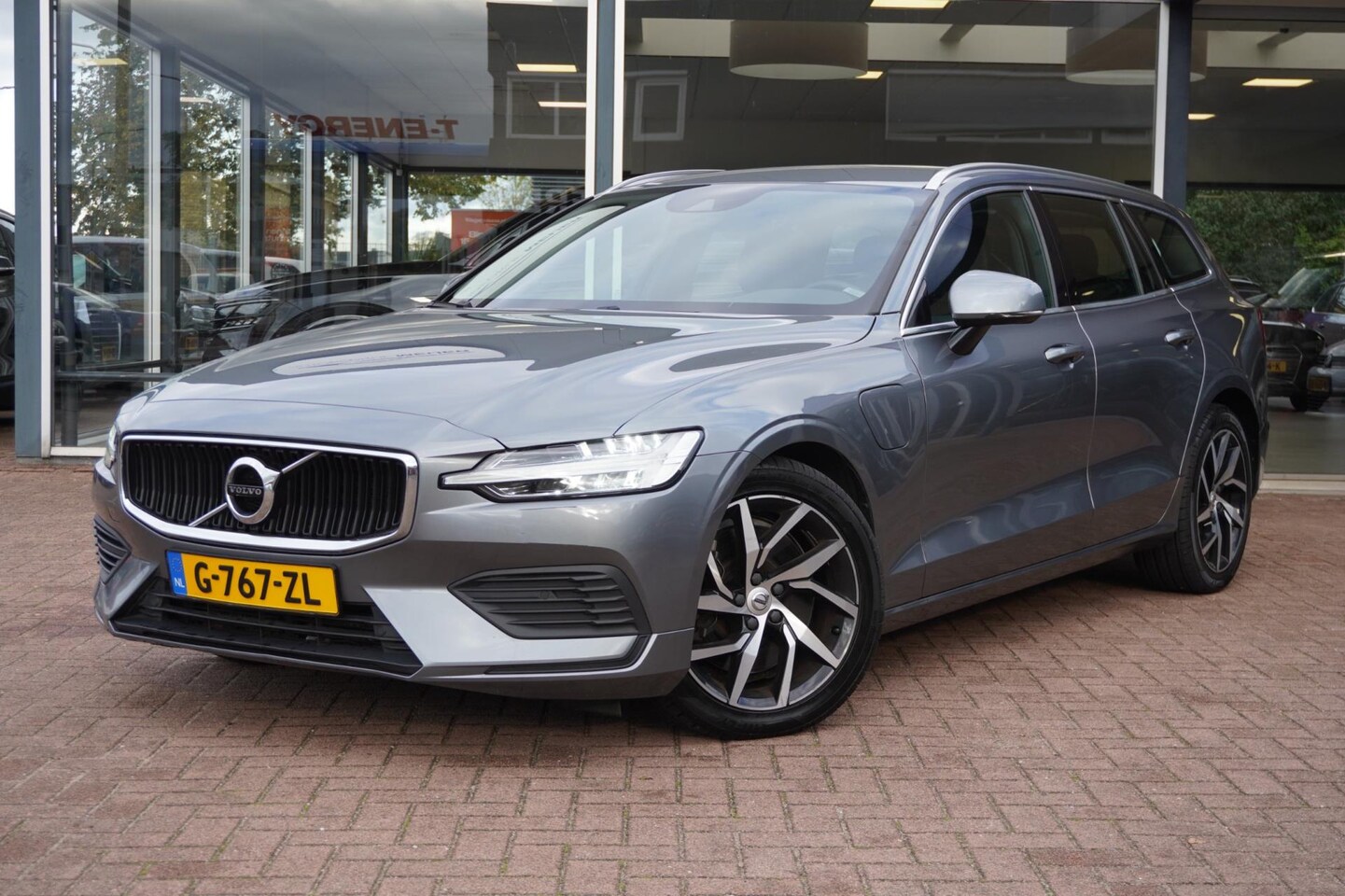 Volvo V60 - 2.0 T6 Twin Engine AWD Momentum Pro | Navigatie | Vol opties | Elek. Pakket | LM velgen | - AutoWereld.nl