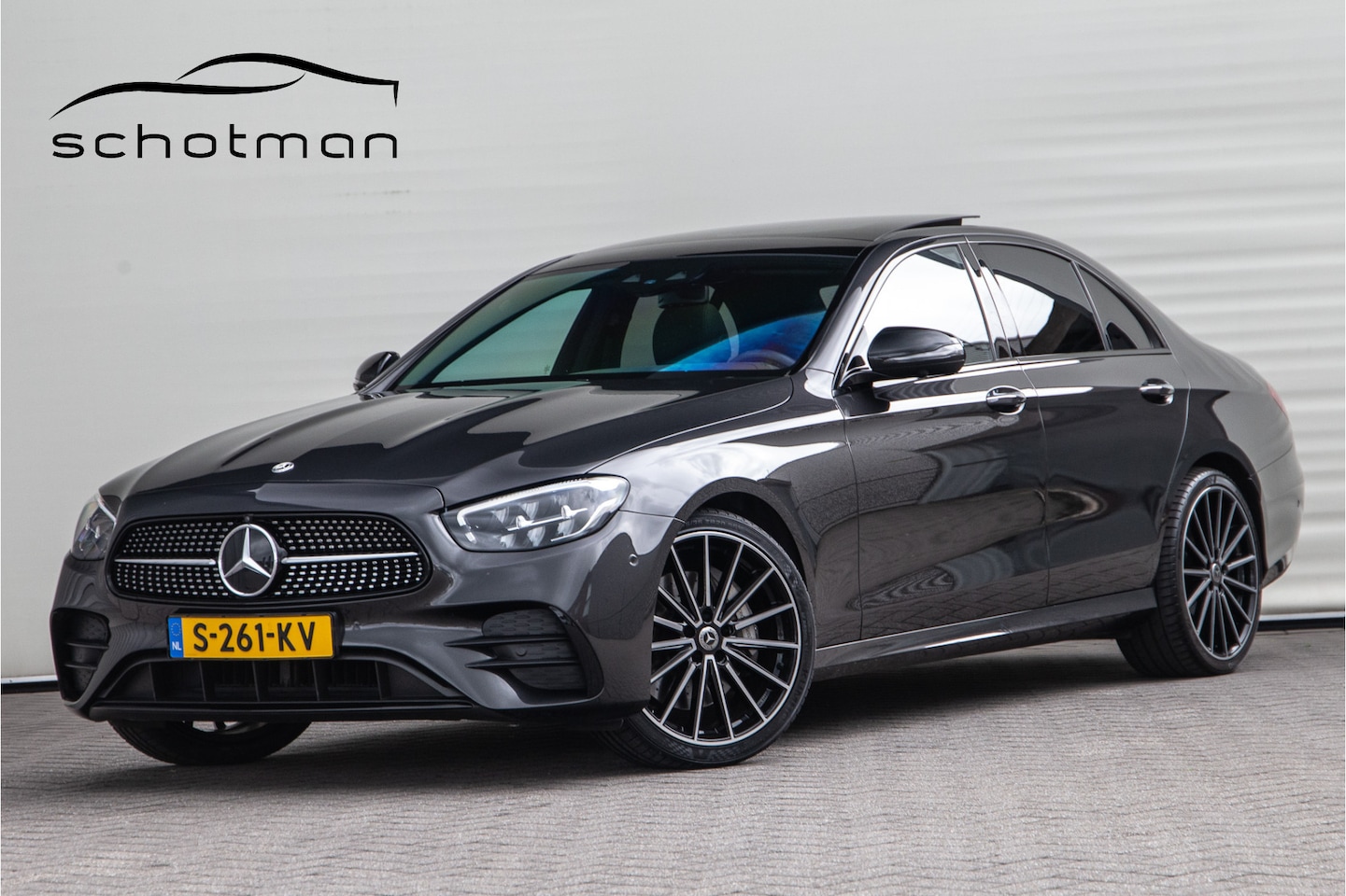 Mercedes-Benz E-klasse - 300 e AMG Premium Plus, Nightpakket, Pano, Leder, Burmester, Widescreen, Memory, 2023 - AutoWereld.nl