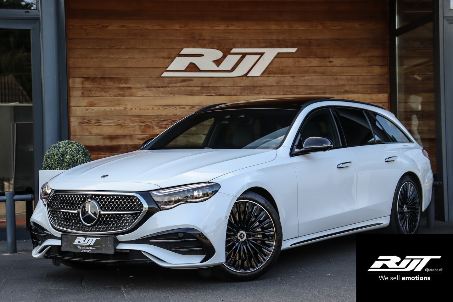 Mercedes-Benz E-klasse Estate - 300 e AMG **MBUX Superscreen/Night/Sfeer/Burmester 4D/Panoramadak/HUD/ACC** - AutoWereld.nl