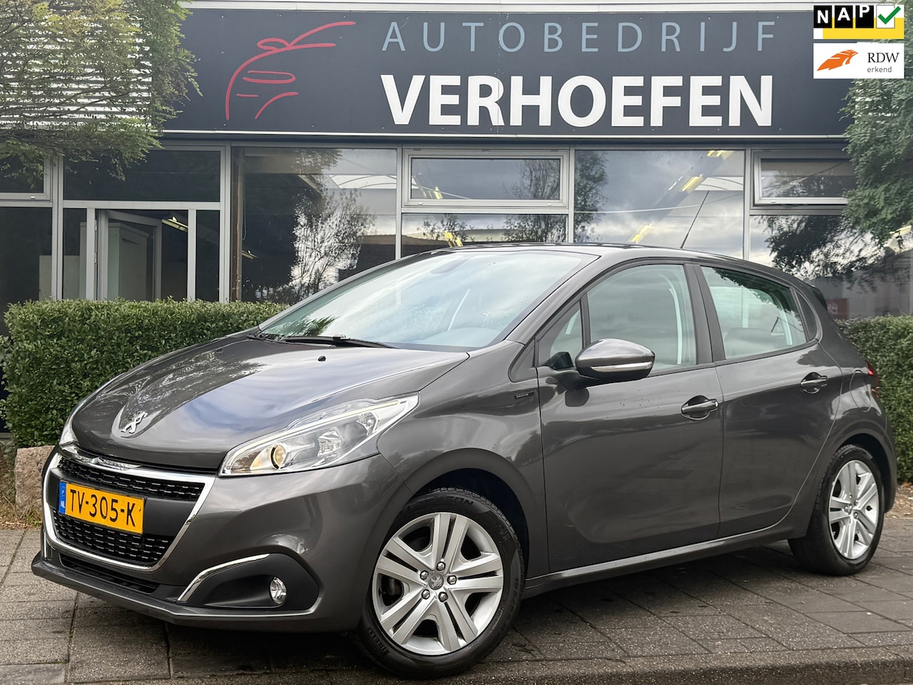 Peugeot 208 - 1.2 PureTech Signature - ORGINELE KM - NAVIGATIE - AIRCO - CRUISE CONTROL - AUDIO INSTALLA - AutoWereld.nl