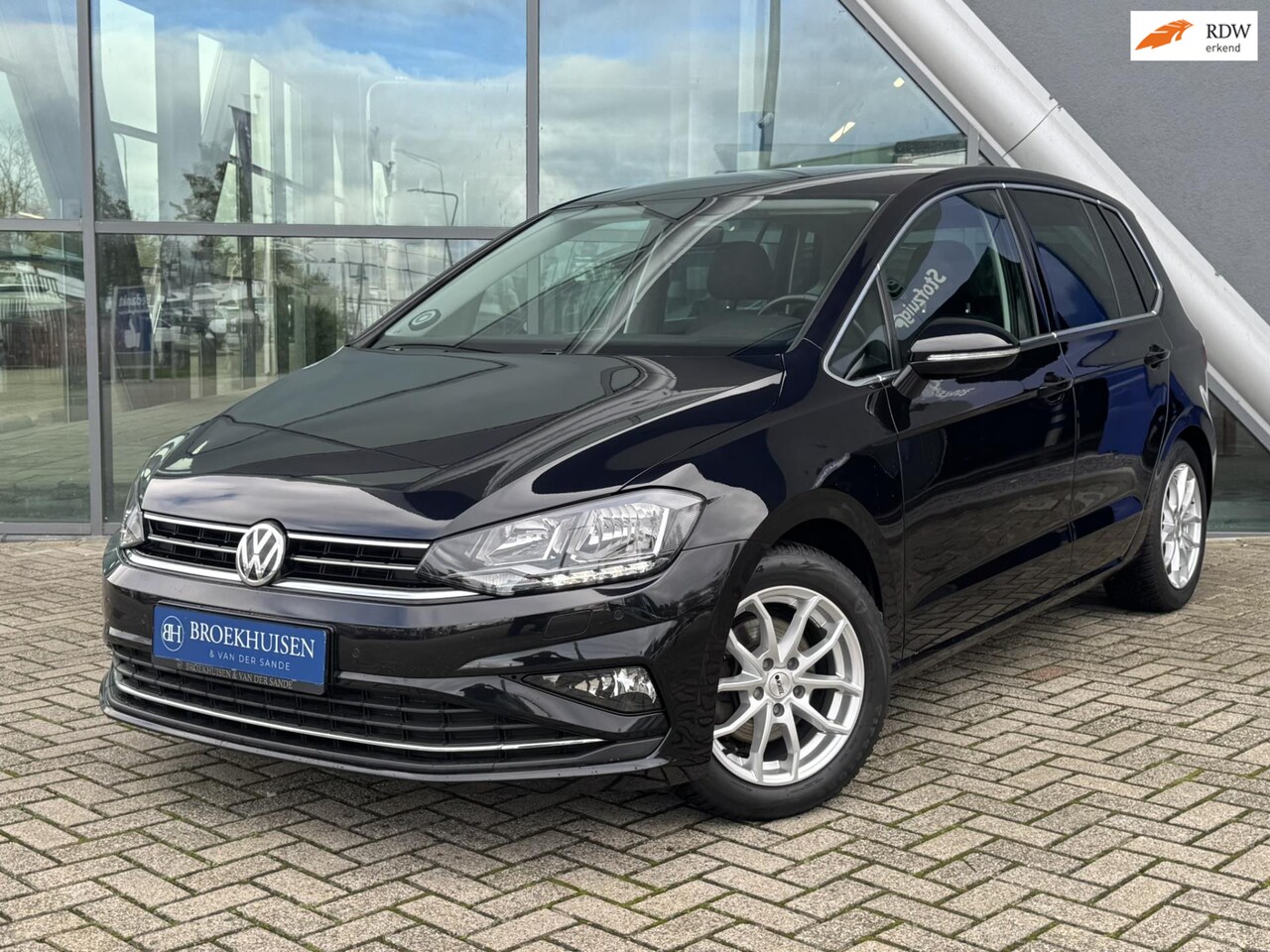 Volkswagen Golf Sportsvan - 1.5 TSI ACT Highline Edition 150pk Automaat / Camera/ Trekhaak / Stoelverwarming - AutoWereld.nl