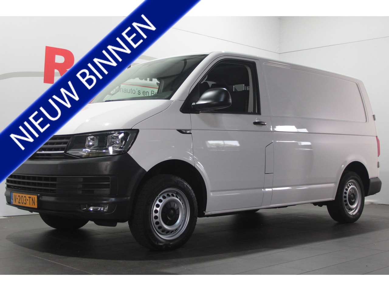 Volkswagen Transporter - 2.0 TDI L1H1 Highline - 3 pers. - Trekhaak / Bluetooth / Cruise - AutoWereld.nl