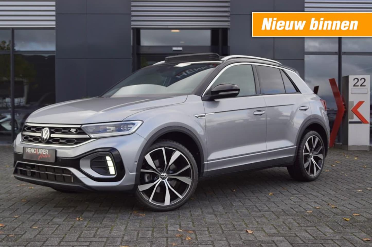 Volkswagen T-Roc - 1.5 TSI DSG R-Line 150pk / Trekhaak wegklb./Panodak/ Navi Pro/ IQ LED/19 Inch LM/Camera - AutoWereld.nl