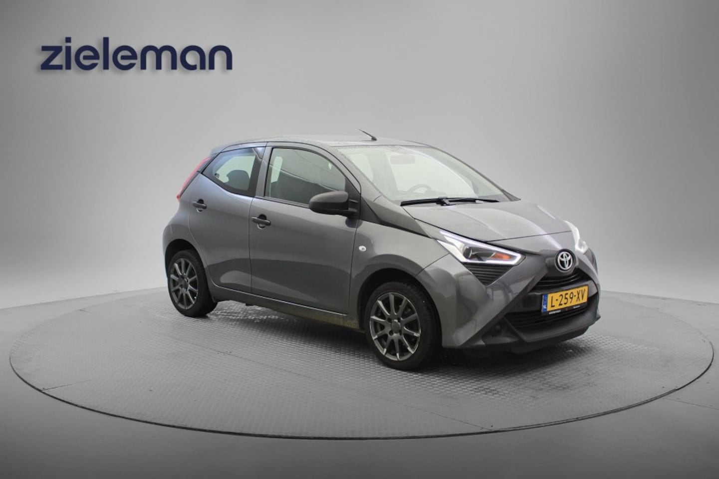 Toyota Aygo - 1.0 VVT-i X-Fun5 Deurs - Navi, Airco - AutoWereld.nl