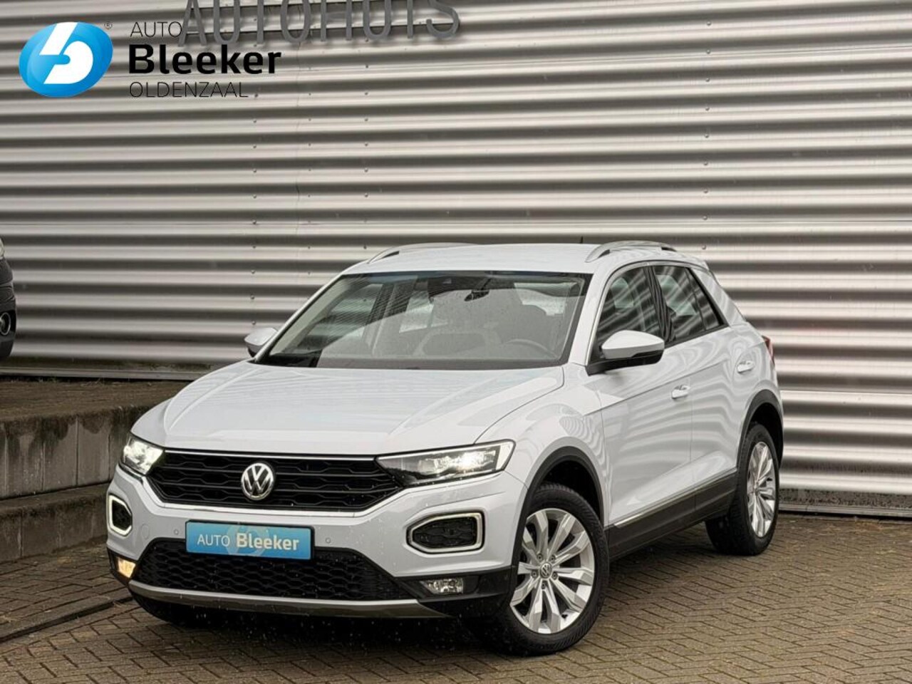 Volkswagen T-Roc - 1.5 TSI Sport Automaat Digitale Cockpit Stoel/stuurverwarming Camera Trekhaak - AutoWereld.nl