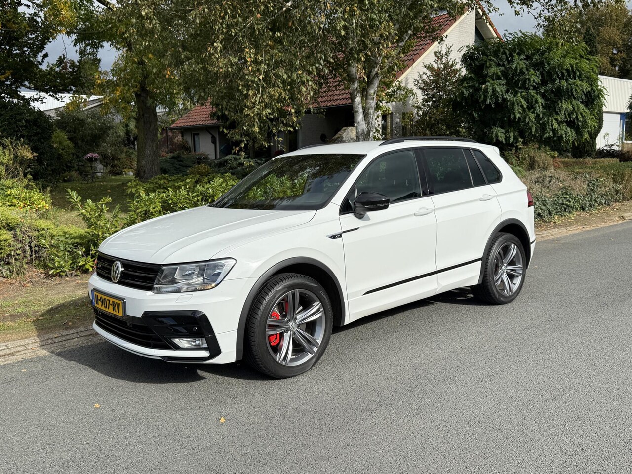 Volkswagen Tiguan - 2.0 TSI 4Motion DSG 3x R-Line 180pk Virtual•Navi - AutoWereld.nl