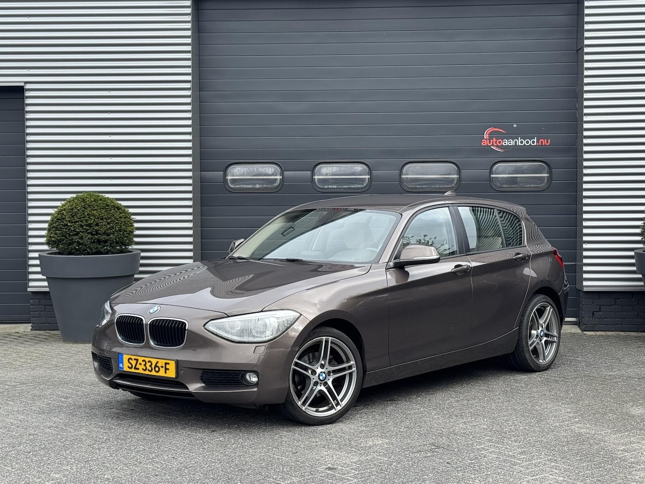 BMW 1-serie - 116d High Executive | Lederen Bekleding | Navigatie | 18 Inch Lichtmetalen Velgen | 5 Deur - AutoWereld.nl