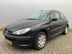 Peugeot 206 - 1.4 XR Airco, Stuurbekrachtiging, APK tot maart 2026