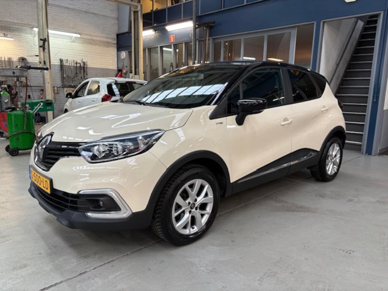 Renault Captur - TCe 90pk Limited | Climate control | Camera | PDC | Navigatie | Cruise control | Lm velgen - AutoWereld.nl