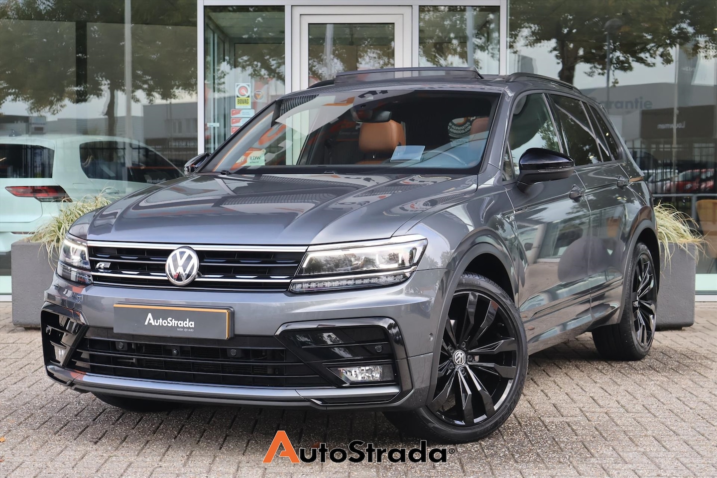 Volkswagen Tiguan - 1.5 R-Line TSI 150pk | Trekhaak | Pano | Navi | Stoelverwarming | Camera | Virtual | Keyle - AutoWereld.nl