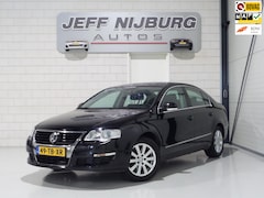 Volkswagen Passat - 2.0 FSI Comfortline "Origineel NL" Trekhaak Navigatie Parkeersensoren Climatronic Cruise-c