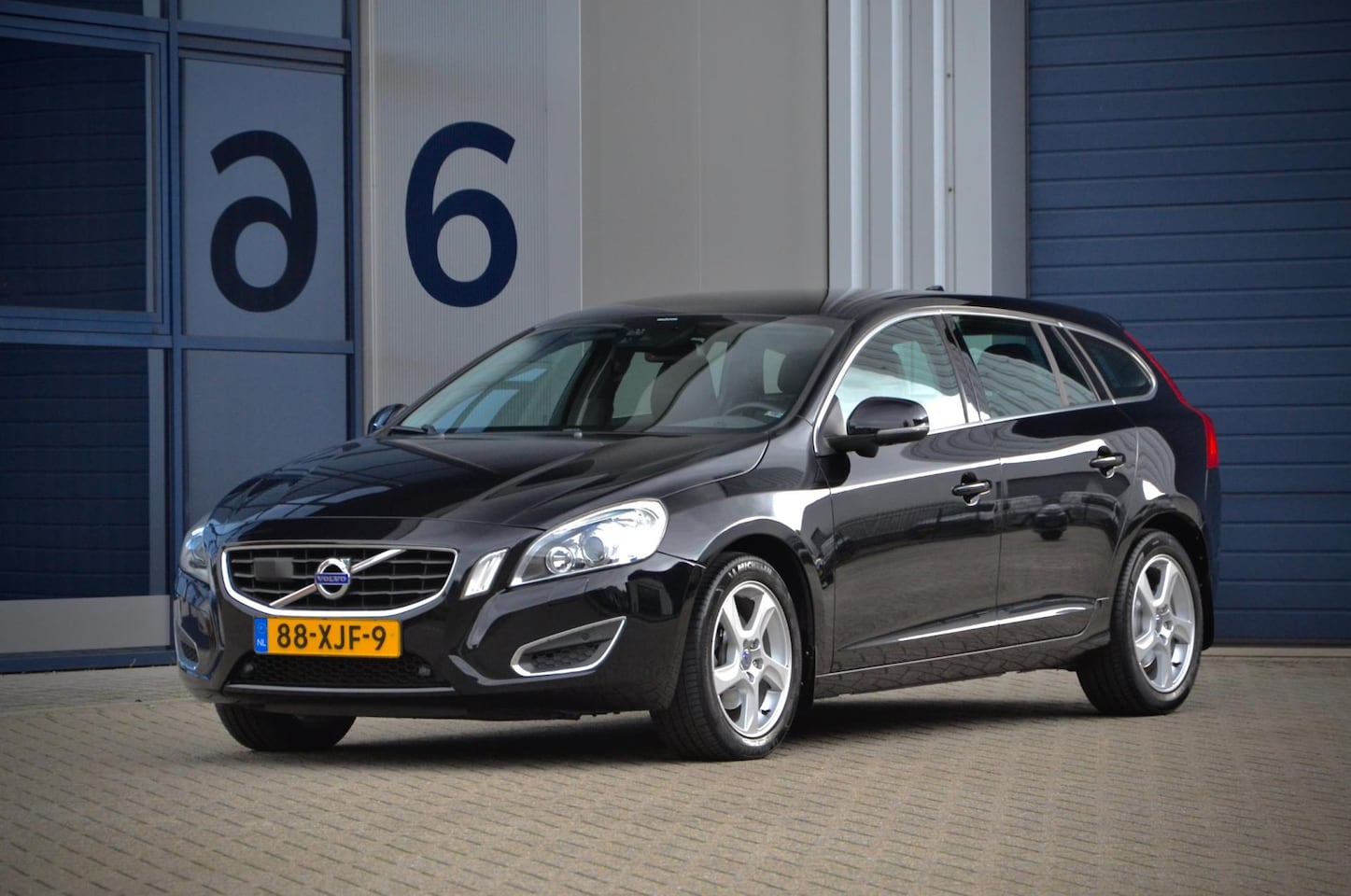 Volvo V60 - 1.6 T3 Summum Automaat / Leder / Adapt. Cruise / Xenon / Navi / Elektr. Stoel - AutoWereld.nl